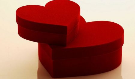 caja roja con forma de corazon