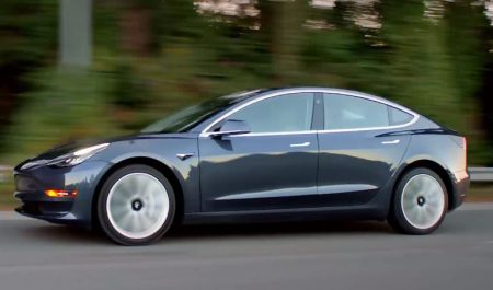 El Tesla Model 3 se conduce solo