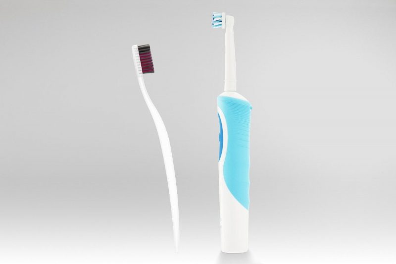 Cepillo eléctrico vs cepillo manual para dientes