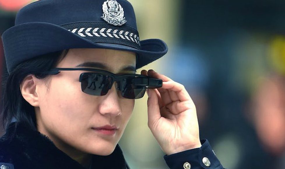 Policía china con gafas inteligentes